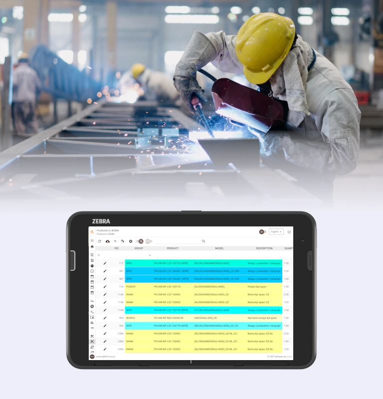 Spawacz w hali produkcyjnej, obok wytrzymały tablet przemysłowy z ekranem systemu HDF MES